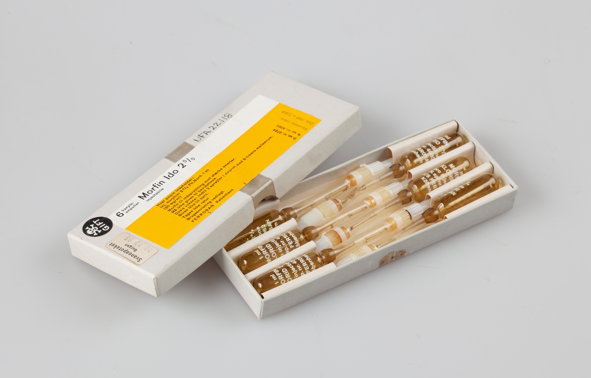 Eske med injeksjonsvæske i kanyleampiner.