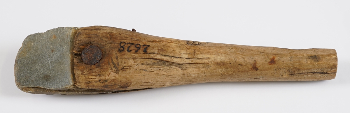 Bryne av natutstein montert i trehandtak.