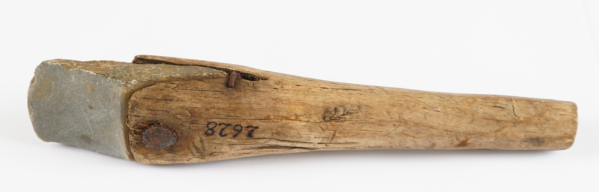 Bryne av natutstein montert i trehandtak.