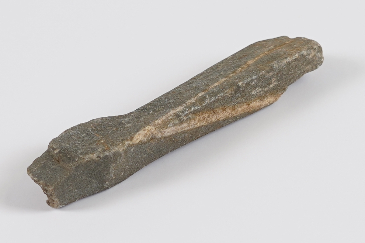 Bryne av naturstein for bryning av eggreiskap. Noko uvanleg form.