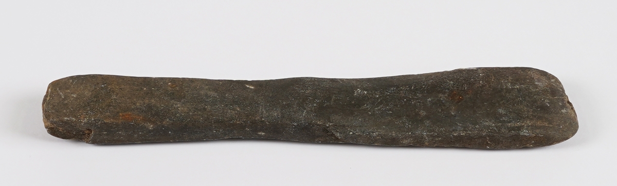 Bryne av naturstein for bryning av eggreiskap.