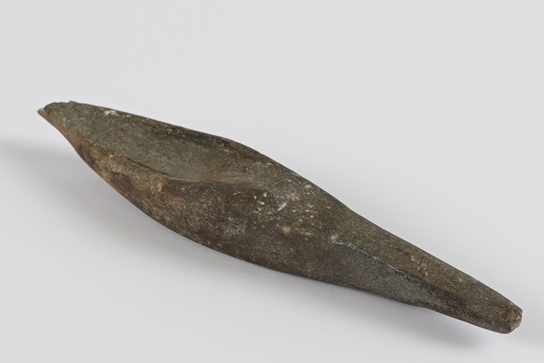 Form: Tilnærma kvadratisk snitt, men med grop på eine sida og rundt snitt i tilspissinga mot eine enden (avbroten spiss).