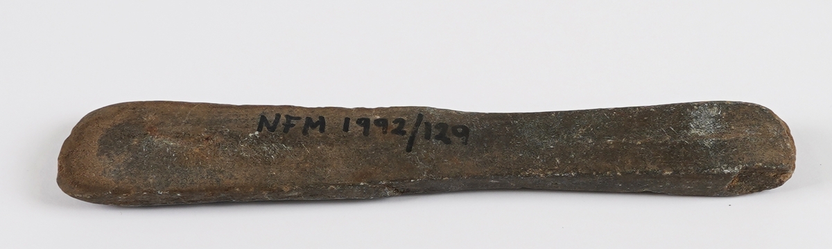 Bryne av naturstein for bryning av eggreiskap.