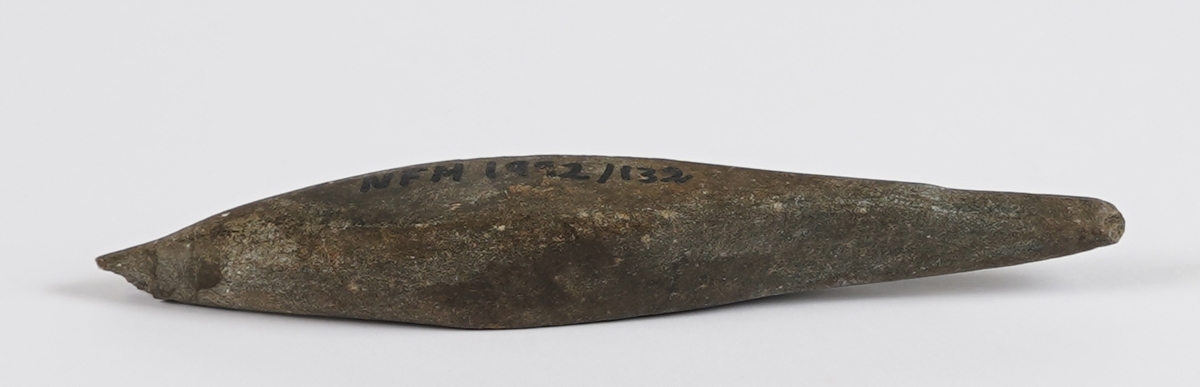 Form: Tilnærma kvadratisk snitt, men med grop på eine sida og rundt snitt i tilspissinga mot eine enden (avbroten spiss).