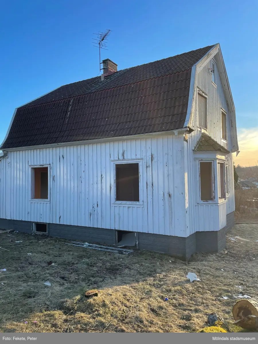 Vitmålat bostadshus med adress Lindåsvägen 5 i Gastorp, Lindome, i Mölndals kommun. Fastigheten har beteckningen Gastorp 2:72. Fotografi taget den 28 februari 2022. Byggnadsdokumentation inför rivning.

Den 26 oktober 1990 begicks mordet på 89-årige Ernst Olsson i huset. Två personer greps, som skyllde på varandra. Eftersom domstolen inte kunde avgöra vem som talade sanning, gick båda fria från själva mordåtalet, men de dömdes för bland annat grov stöld.
 
Mordet med efterföljande rättegångar blev allmänt känt som Lindomefallet. För fall där gärningsmännen skyller på varandra och därigenom får mildare domar, har Lindomefallet blivit ett juridiskt begrepp.