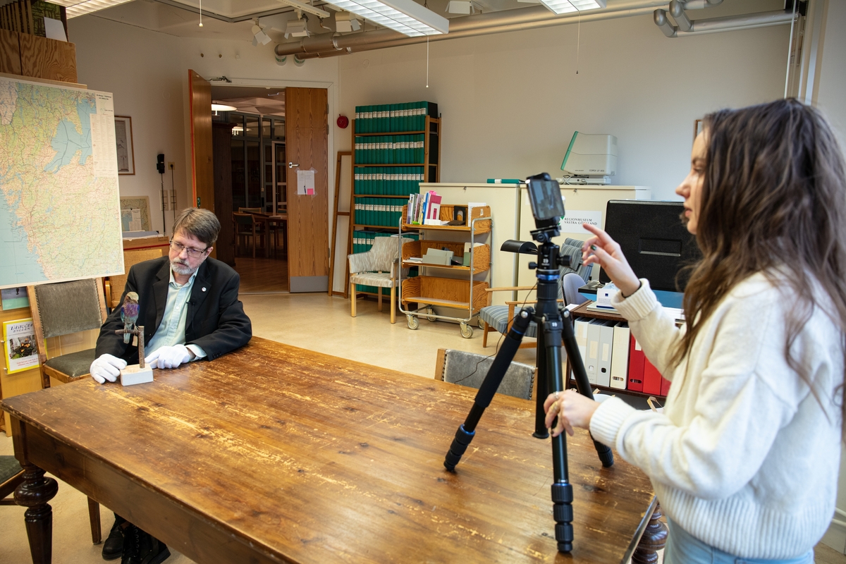 Vänersborgs museum. Kulturlagret, biblioteket. Anna Härdig och Peter Johansson spelar in " fredagsfilm" för museets Facebook och hemsida.