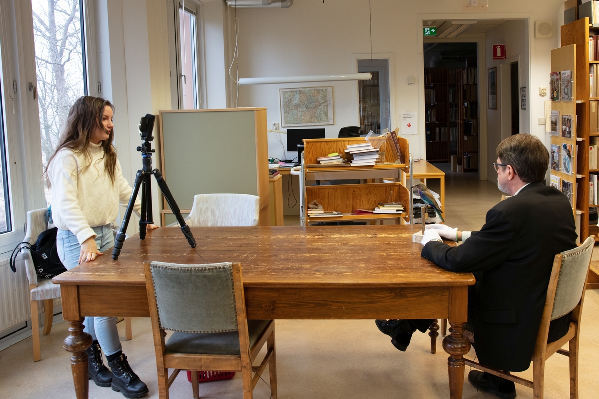 Vänersborgs museum. Kulturlagret, biblioteket. Anna Härdig och Peter Johansson spelar in " fredagsfilm" för museets Facebook och hemsida.