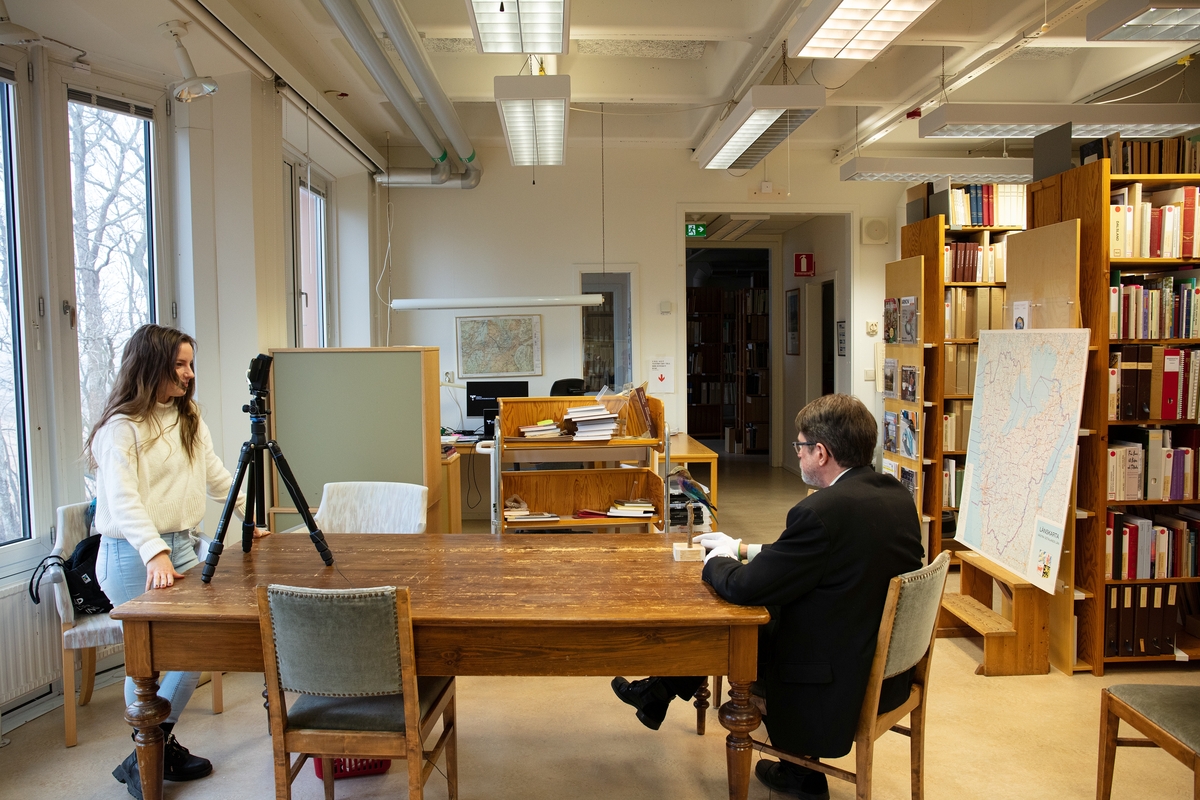 Vänersborgs museum. Kulturlagret, biblioteket. Anna Härdig och Peter Johansson spelar in " fredagsfilm" för museets Facebook och hemsida.