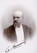 Porträtt av professor Carl Bovallius, filosofie doktor vid Uppsala 1875 och samma år docent i zoologi. Hans håg och verksamhetslust gjorde honom till en synnerligen vittberest man. Talrika färder längs Sveriges och Norges kuster för zoologiska studier samt besök i de flesta av Europas kulturländer. I början av 1880-talet företog han zoologiska och etnografiska undersökningar i en forskningsfärd till Västindien, Centralamerika och norra Sydamerika och hemsände därifrån rika samlingar. Under en period tillbaka i Sverige gjorde han vidsträckta färder i Norrland och Lappland, i första hand för studier av områdets skogsförhållanden. Under sina sista år ägnade han sig åt praktisk verksamhet i Centralamerika. Han avled i Guyana 1907.