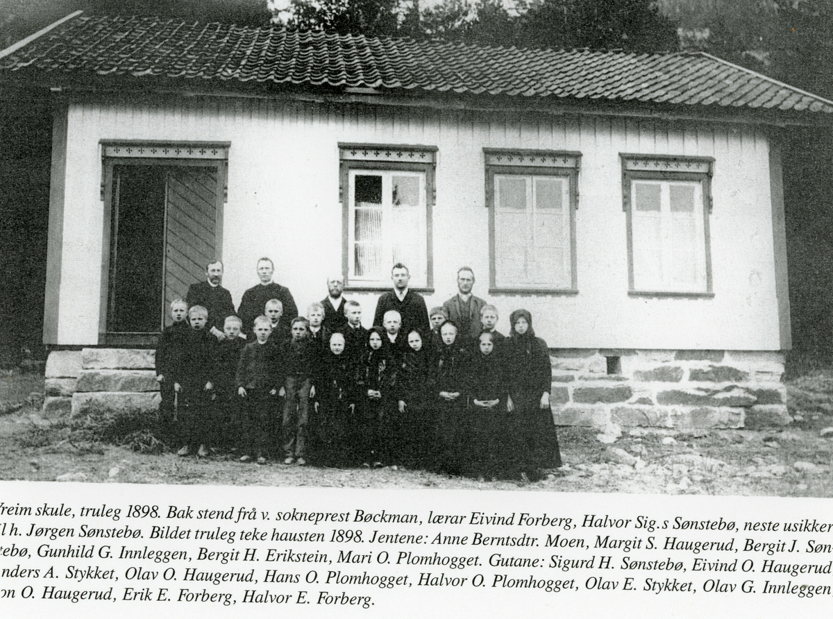 Gruppe av elevar, lærarar og sokneprest ved Vreim skule, truleg tatt hausten 1898.  Sjå namneliste på eit av bilda som ligg her.