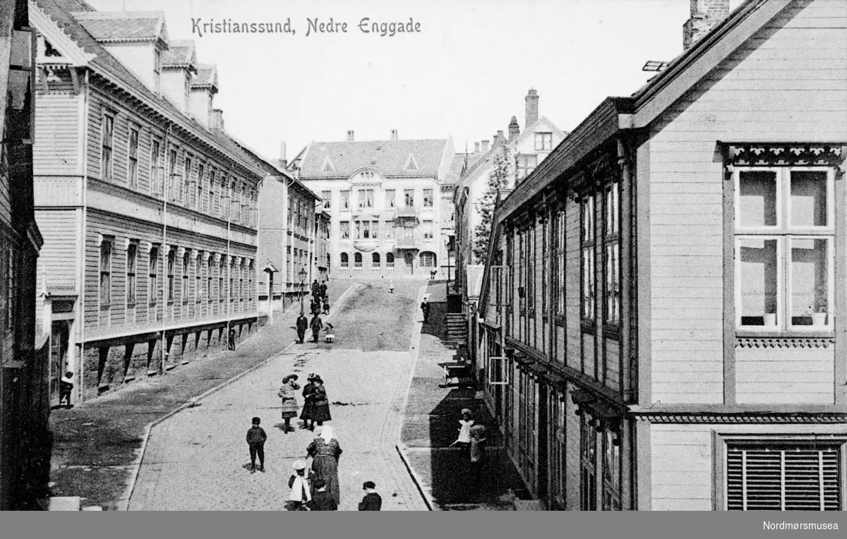 Postkort fra Nedre Enggate på Kirkelandet i Kristiansund. Postkortet er stemplet 21.12.1910. Utgiver av postkortet er Henr. Loennechen. Nr. 12. Fra Nordmøre museums fotosamlinger.