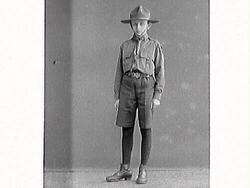 Pojkporträtt. Två bilder av en pojke i scoutkläder. Pastor E