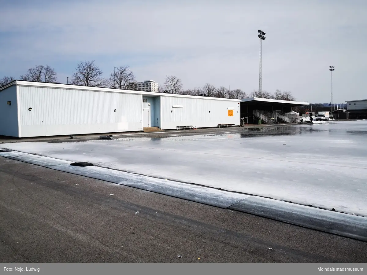 Åby isstadion/Åby bandybana med adress Idrottsvägen 5 i Åby, Mölndal. Fastighetsbeteckning är Hälsan 2. Vy mot nordost. Fotografi taget den 15 mars 2022. Byggnadsdokumentation inför rivning.