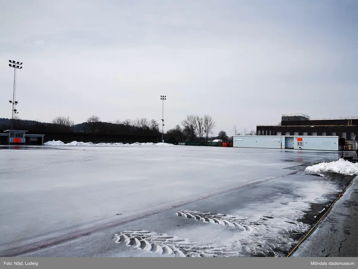 Åby isstadion/Åby bandybana med adress Idrottsvägen 5 i Åby, Mölndal. Fastighetsbeteckning är Hälsan 2. Vy mot väster. Fotografi taget den 15 mars 2022. Byggnadsdokumentation inför rivning.