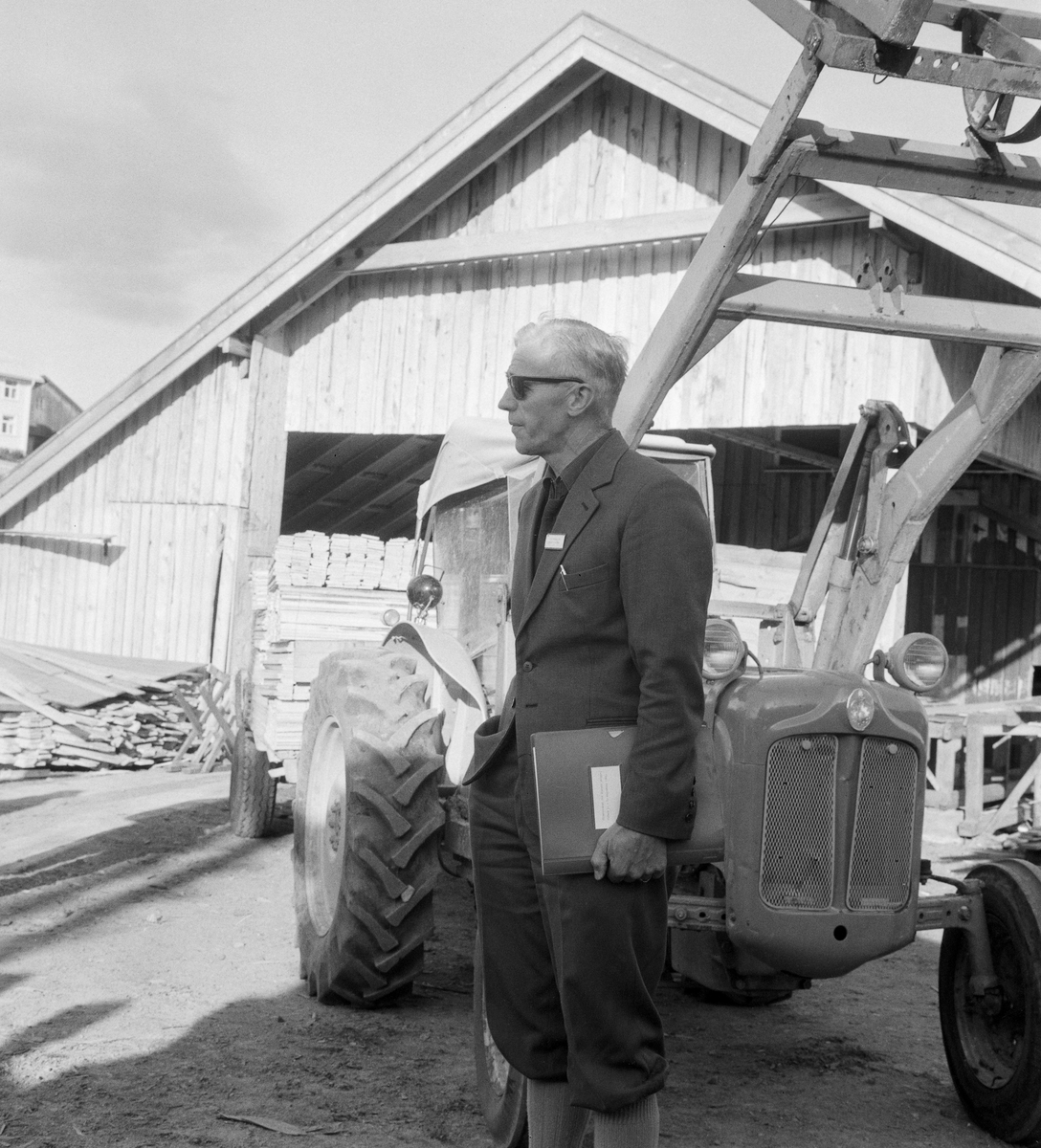 Skogforvalter Per Glesaaen (1910-1988) orienterer om virksomheten ved Drevsjø sag under ei befaring Direktoratet for statens skoger arrangerte i Trysil og Engerdal høsten 1964. Bakgrunnen for befaringa var dyster: Mekaniseringa i skogbruket reduserte behovet for manuell arbeidskraft i skogen. For de to nevnte bygdene så man for seg at dette truet inntektsgrunnlaget for 3-400 menn. Ingen av lederne fra organisasjonene som var representert under befaringa så for seg at man kunne ignorere den teknologiske utviklinga, men særlig ordførerne var opptatt av at noe av det økonomiske utbyttet fra skogene i utkantkommunene skulle tilfalle lokalsamfunnene tømmeret kom fra. For dem representerte sagbruket både arbeidsplasser og inntekter.