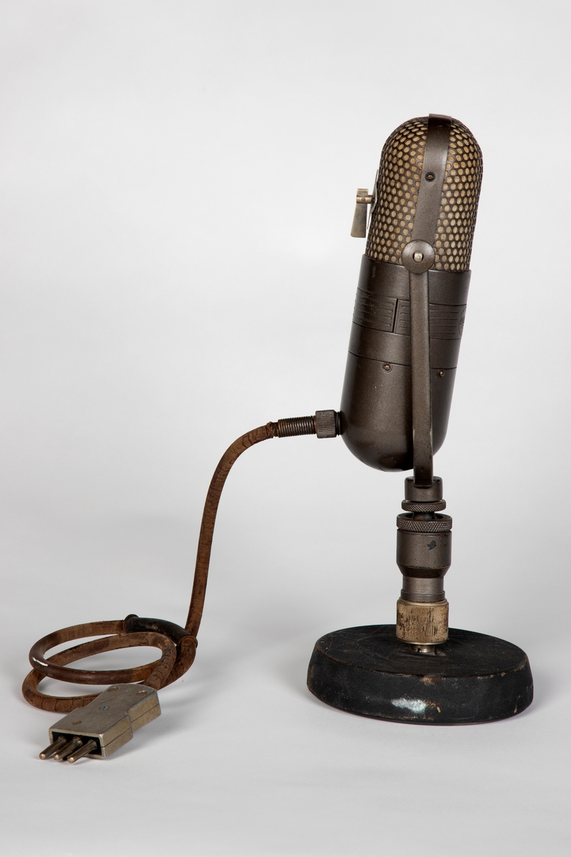 Båndmikrofonen er såkalt retningsstyrt eller retningsuavhengig. Innstillinger for ulike karakteristikker kan justeres manuelt. Mikrofonens overflate er behandlet med helgrå emalje for å eliminere refleksjon fra sterkt lys i tv-studio.