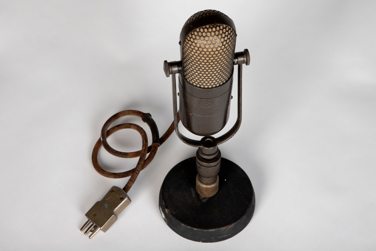 Båndmikrofonen er såkalt retningsstyrt eller retningsuavhengig. Innstillinger for ulike karakteristikker kan justeres manuelt. Mikrofonens overflate er behandlet med helgrå emalje for å eliminere refleksjon fra sterkt lys i tv-studio.