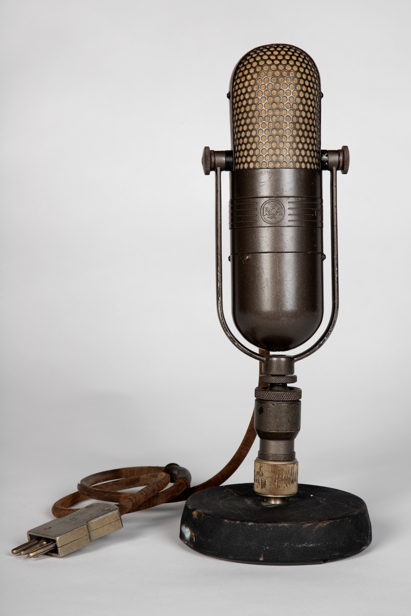 Båndmikrofonen er såkalt retningsstyrt eller retningsuavhengig. Innstillinger for ulike karakteristikker kan justeres manuelt. Mikrofonens overflate er behandlet med helgrå emalje for å eliminere refleksjon fra sterkt lys i tv-studio.