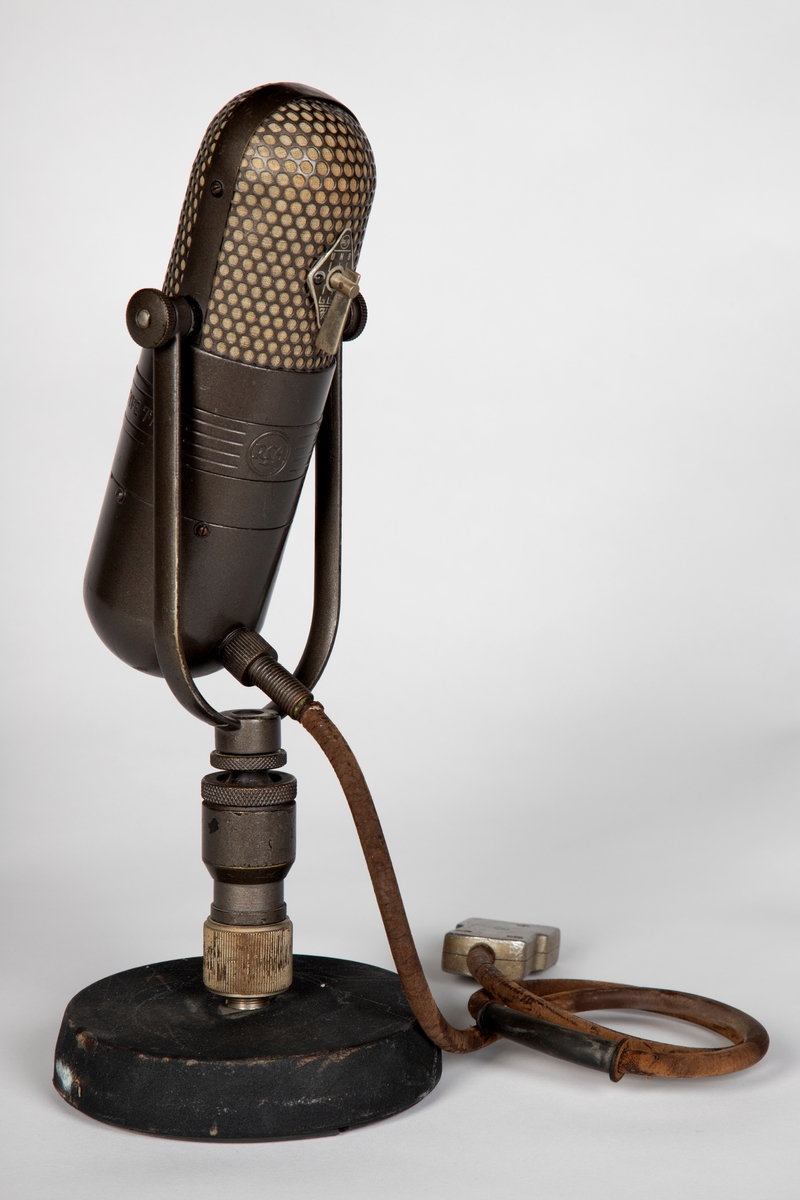 Båndmikrofonen er såkalt retningsstyrt eller retningsuavhengig. Innstillinger for ulike karakteristikker kan justeres manuelt. Mikrofonens overflate er behandlet med helgrå emalje for å eliminere refleksjon fra sterkt lys i tv-studio.