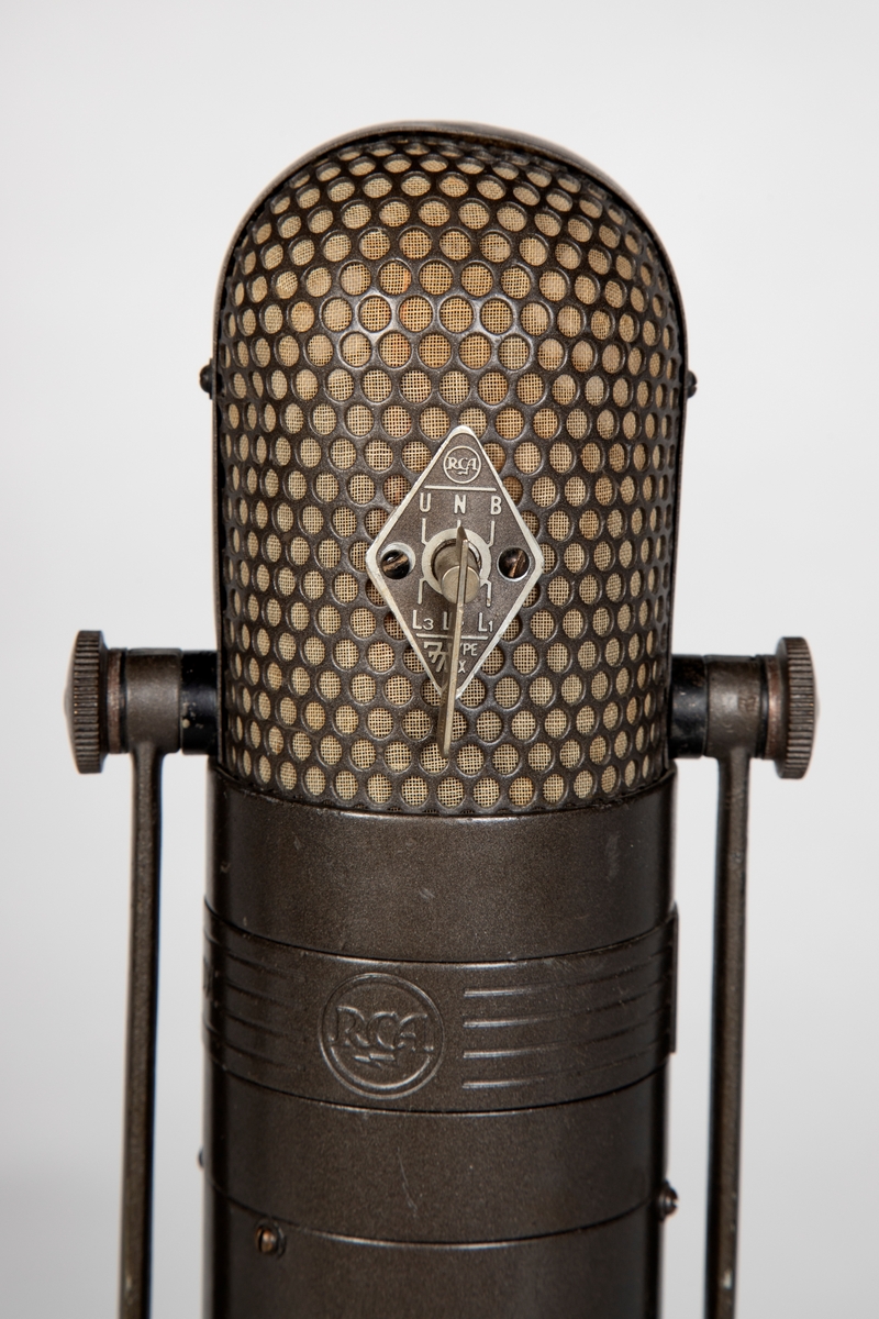 Båndmikrofonen er såkalt retningsstyrt eller retningsuavhengig. Innstillinger for ulike karakteristikker kan justeres manuelt. Mikrofonens overflate er behandlet med helgrå emalje for å eliminere refleksjon fra sterkt lys i tv-studio.