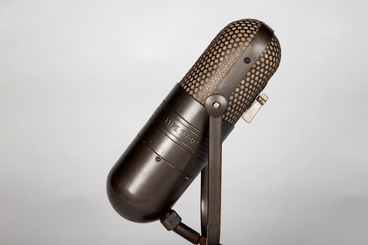 Båndmikrofonen er såkalt retningsstyrt eller retningsuavhengig. Innstillinger for ulike karakteristikker kan justeres manuelt. Mikrofonens overflate er behandlet med helgrå emalje for å eliminere refleksjon fra sterkt lys i tv-studio.