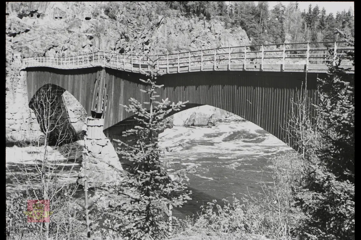 Fossum bru - Krigsskadde bruer 1940

Ref. til artikkelen Krigens ødeleggelser i boka "Men arbeidet måtte gå," der vegfolk forteller om krig og okkupasjonsår. Materialet er samlet og bearbeidet av Kjell Hegdalstrand. Utgitt av  Statens vegvesen - Norsk vegmuseum 1995.

Se også boka "Krigens veger i Finnmark,"av Bjarne Langseth.
Sitat fra boka: "Krigens veger i Finnmark handler om krigen, veger og Finnmark, og om hvordan vegene bandt folk og samfunn sammen. Vegvesenet var på denne tida involvert i det meste som foregikk i lokalsamfunnet. Ansatte fikk føle nøden på kroppen, samtidig som de organiserte nødsarbeid for andre. De kjente på trusselen om okkupasjon, samtidig som de bisto forsvaret både med sikkerhetsforanstaltninger og flere var med i direkte kamphandlinger.
Vegvesenets historie i Finnmark under andre verdenskrig forteller mye av finnmarkingenes historie fra samme periode."