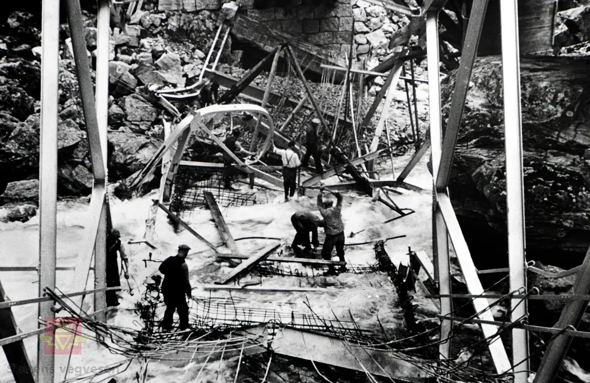 Skjerping bru, Nærøydalen - Krigsskadde bruer 1940. Tre bilder, følg pilen til høyre.

Ref. til artikkelen Krigens ødeleggelser i boka "Men arbeidet måtte gå," der vegfolk forteller om krig og okkupasjonsår. Materialet er samlet og bearbeidet av Kjell Hegdalstrand. Utgitt av  Statens vegvesen - Norsk vegmuseum 1995.

Se også boka "Krigens veger i Finnmark,"av Bjarne Langseth.
Sitat fra boka: "Krigens veger i Finnmark handler om krigen, veger og Finnmark, og om hvordan vegene bandt folk og samfunn sammen. Vegvesenet var på denne tida involvert i det meste som foregikk i lokalsamfunnet. Ansatte fikk føle nøden på kroppen, samtidig som de organiserte nødsarbeid for andre. De kjente på trusselen om okkupasjon, samtidig som de bisto forsvaret både med sikkerhetsforanstaltninger og flere var med i direkte kamphandlinger.
Vegvesenets historie i Finnmark under andre verdenskrig forteller mye av finnmarkingenes historie fra samme periode."