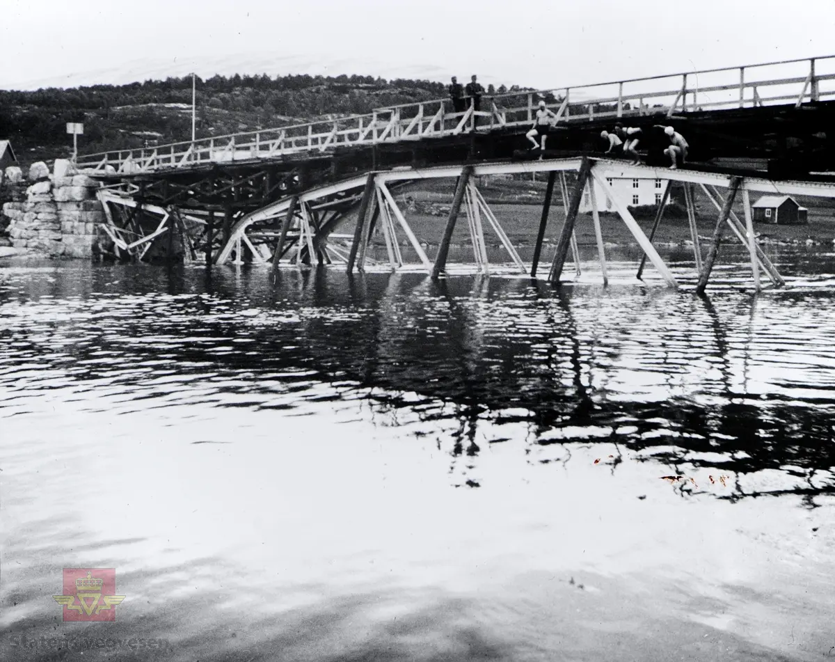 Strømsnes (Straumsnes) bru i Fauske, Nordland  - Krigsskadde bruer 1940. 

Ref. til artikkelen Krigens ødeleggelser i boka "Men arbeidet måtte gå," der vegfolk forteller om krig og okkupasjonsår. Materialet er samlet og bearbeidet av Kjell Hegdalstrand. Utgitt av  Statens vegvesen - Norsk vegmuseum 1995. 

Se også boka "Krigens veger i Finnmark,"av Bjarne Langseth.
Sitat fra boka: "Krigens veger i Finnmark handler om krigen, veger og Finnmark, og om hvordan vegene bandt folk og samfunn sammen. Vegvesenet var på denne tida involvert i det meste som foregikk i lokalsamfunnet. Ansatte fikk føle nøden på kroppen, samtidig som de organiserte nødsarbeid for andre. De kjente på trusselen om okkupasjon, samtidig som de bisto forsvaret både med sikkerhetsforanstaltninger og flere var med i direkte kamphandlinger.
Vegvesenets historie i Finnmark under andre verdenskrig forteller mye av finnmarkingenes historie fra samme periode."