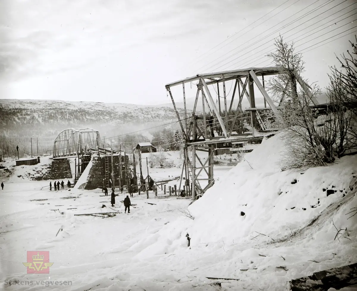 Selforsbru, Rana i Nordland - Krigsskadde bruer 1940. Tre bilder, følg pilen til høyre.

Ref. til artikkelen Krigens ødeleggelser i boka "Men arbeidet måtte gå," der vegfolk forteller om krig og okkupasjonsår. Materialet er samlet og bearbeidet av Kjell Hegdalstrand. Utgitt av  Statens vegvesen - Norsk vegmuseum 1995.

Se også boka "Krigens veger i Finnmark,"av Bjarne Langseth.
Sitat fra boka: "Krigens veger i Finnmark handler om krigen, veger og Finnmark, og om hvordan vegene bandt folk og samfunn sammen. Vegvesenet var på denne tida involvert i det meste som foregikk i lokalsamfunnet. Ansatte fikk føle nøden på kroppen, samtidig som de organiserte nødsarbeid for andre. De kjente på trusselen om okkupasjon, samtidig som de bisto forsvaret både med sikkerhetsforanstaltninger og flere var med i direkte kamphandlinger.
Vegvesenets historie i Finnmark under andre verdenskrig forteller mye av finnmarkingenes historie fra samme periode."