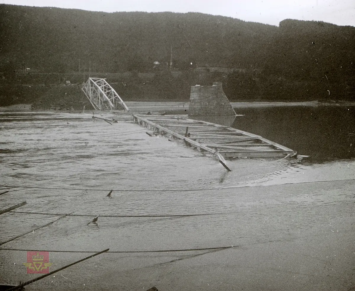 Selforsbru, Rana i Nordland - Krigsskadde bruer 1940. Tre bilder, følg pilen til høyre.

Ref. til artikkelen Krigens ødeleggelser i boka "Men arbeidet måtte gå," der vegfolk forteller om krig og okkupasjonsår. Materialet er samlet og bearbeidet av Kjell Hegdalstrand. Utgitt av  Statens vegvesen - Norsk vegmuseum 1995.

Se også boka "Krigens veger i Finnmark,"av Bjarne Langseth.
Sitat fra boka: "Krigens veger i Finnmark handler om krigen, veger og Finnmark, og om hvordan vegene bandt folk og samfunn sammen. Vegvesenet var på denne tida involvert i det meste som foregikk i lokalsamfunnet. Ansatte fikk føle nøden på kroppen, samtidig som de organiserte nødsarbeid for andre. De kjente på trusselen om okkupasjon, samtidig som de bisto forsvaret både med sikkerhetsforanstaltninger og flere var med i direkte kamphandlinger.
Vegvesenets historie i Finnmark under andre verdenskrig forteller mye av finnmarkingenes historie fra samme periode."