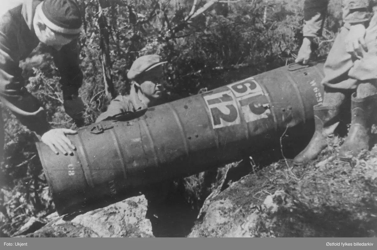 Flyslipp (container) tas hånd om av HS-folk, hjemmestyrkene, i Rakkestad 1945. Willhelm Heier, tar imot en container fra et flyslipp i Rakkestad- fjella fra enten høsten 1944 eller våren 1945.