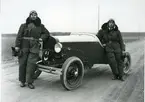 Dalarna, Rämen.
Bror och Olle Bennström vid sin ombyggda Ford, 1932.