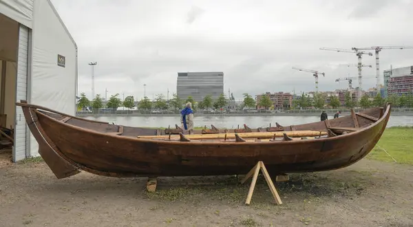 Rekonstruksjonen fikk navnet Norild etter navnekonkurranse der alle barna som hadde deltatt kom med forslag. Bilde før Norild skal sjøsettes på vannspeilet i middelalderparken.