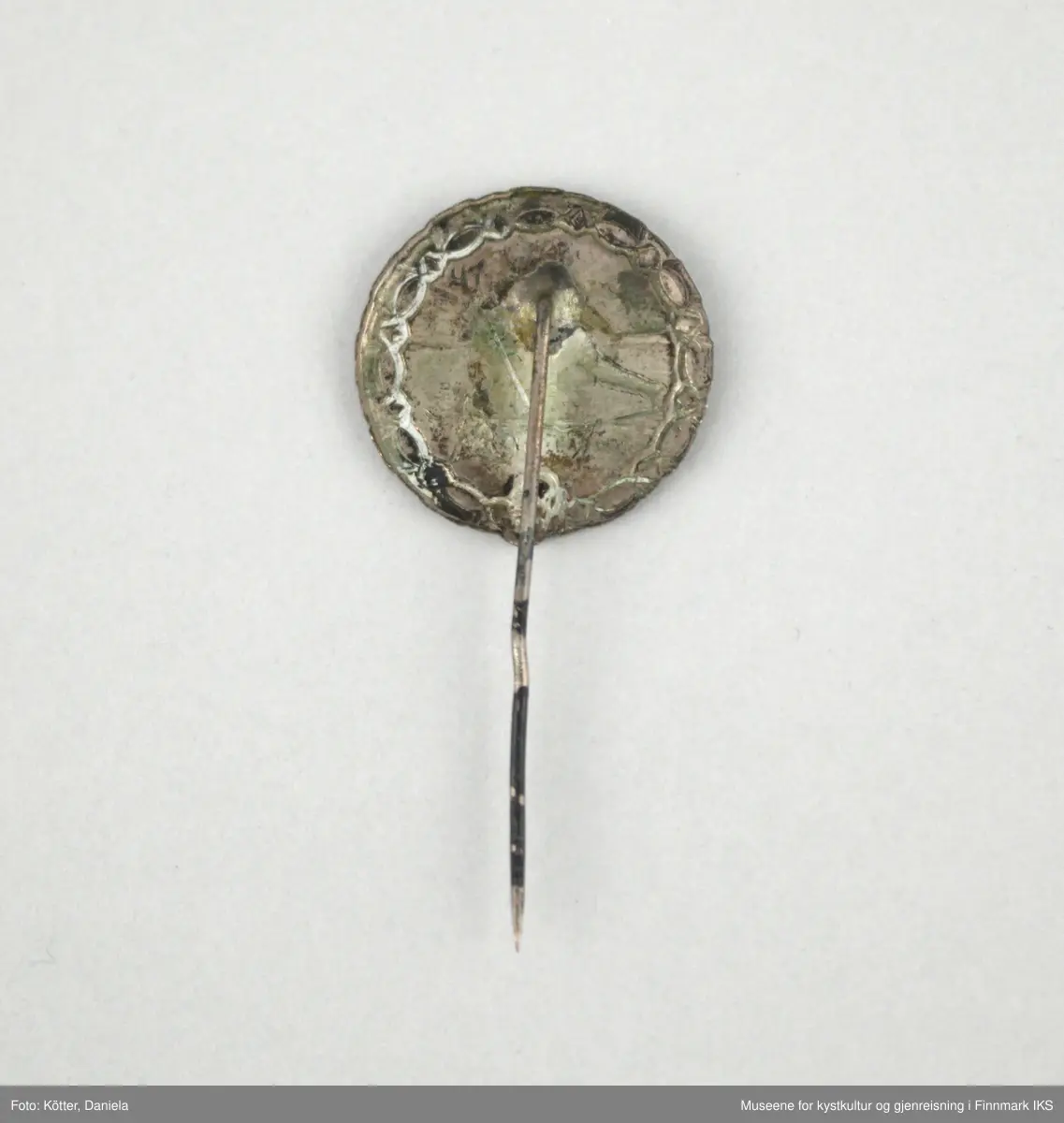 Merket er rund og har et nål festet på baksiden. Det kan være et sølv- eller bronsemerke. Forsiden viser en skiløper i naturen. Kanten er dekorert med et båndornament og nederst i midten er initialene NSF.