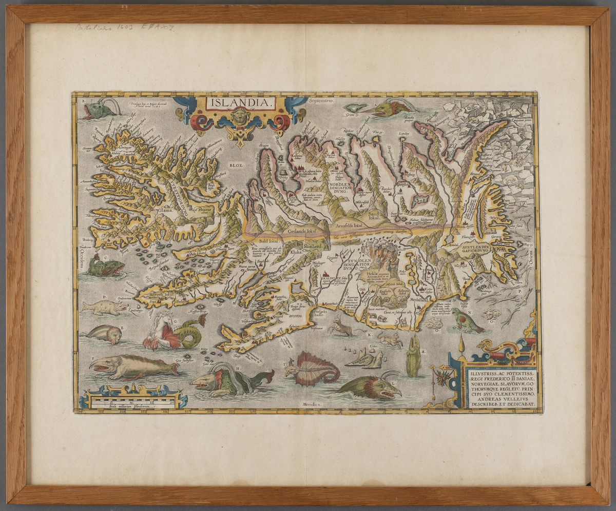 Rektangulært horisontalt graisk trykk i glass og ramme uten bakplate. Tosidig trykk. En side (dobbeltside) med kart, en side (dobbeltside) med tekst om Island.