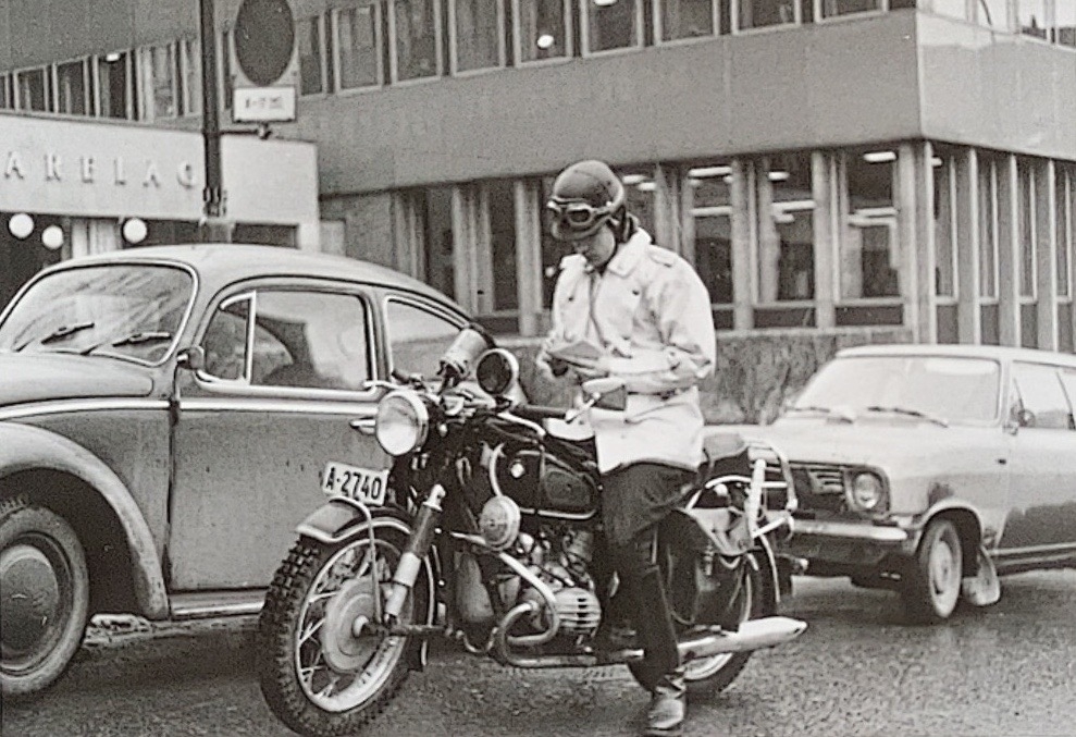 Serie av fem bilder som viser politimann på motorsykkel i bymiljø. Han skriver ut parkeringsbot og dirigerer trafikk.