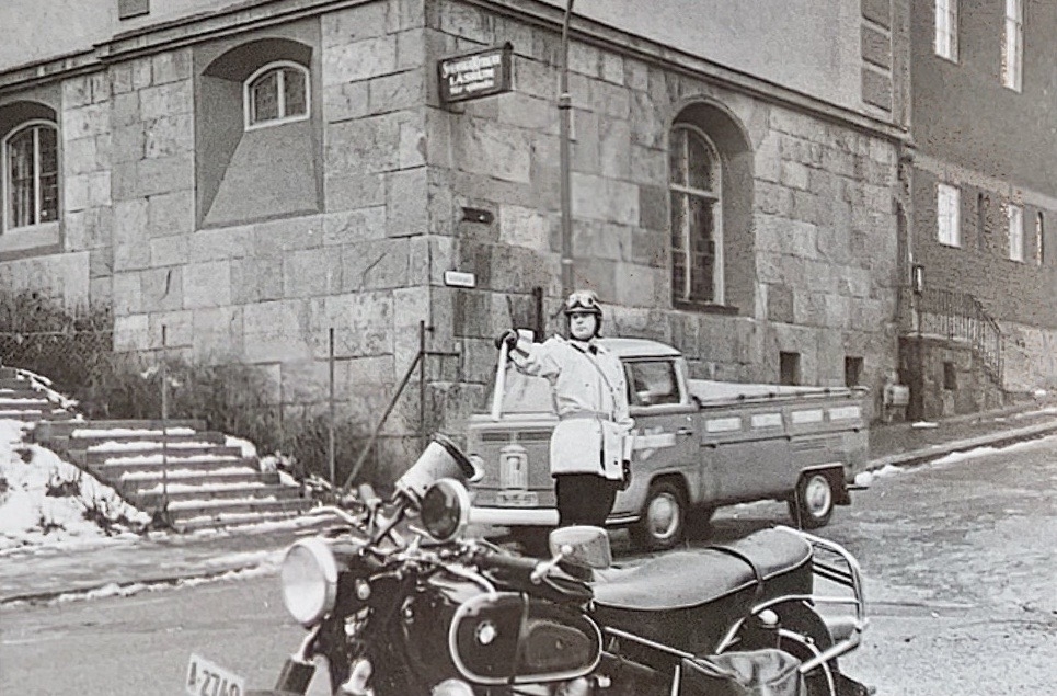 Serie av fem bilder som viser politimann på motorsykkel i bymiljø. Han skriver ut parkeringsbot og dirigerer trafikk.