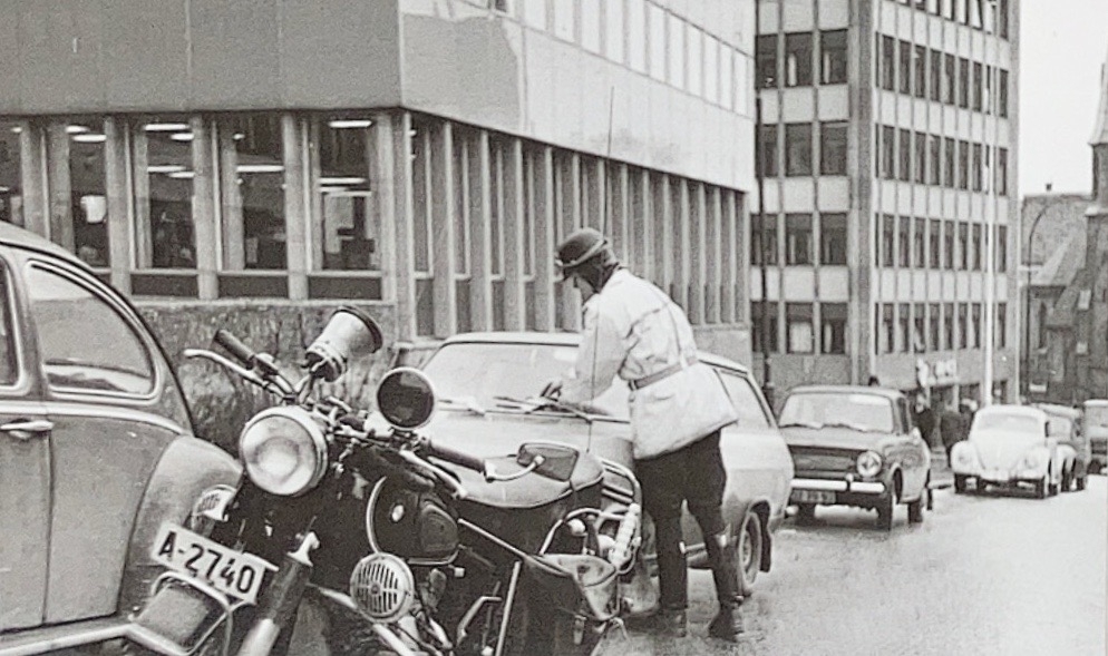 Serie av fem bilder som viser politimann på motorsykkel i bymiljø. Han skriver ut parkeringsbot og dirigerer trafikk.
