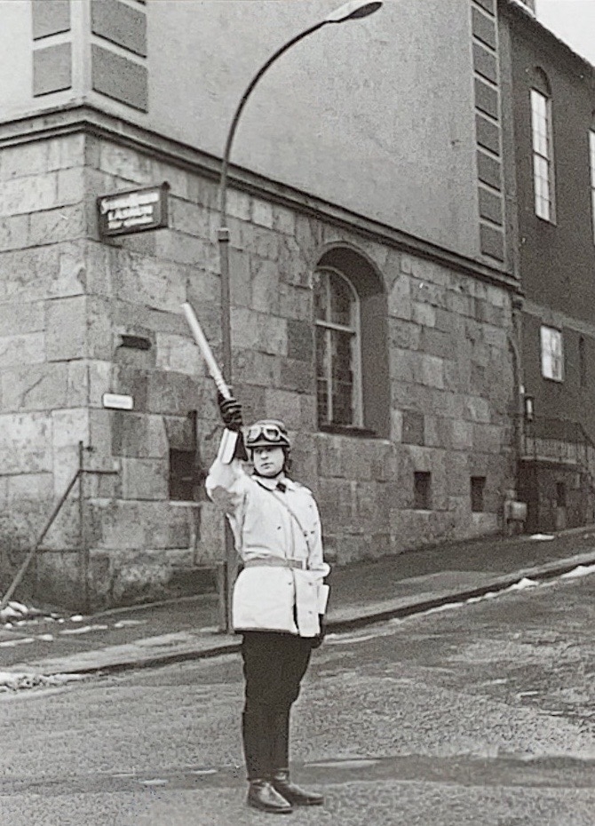 Serie av fem bilder som viser politimann på motorsykkel i bymiljø. Han skriver ut parkeringsbot og dirigerer trafikk.
