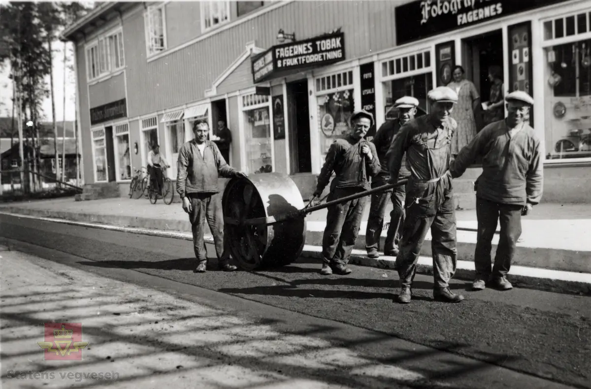 Asfaltering i Fagernes sentrum i 1930-årene.