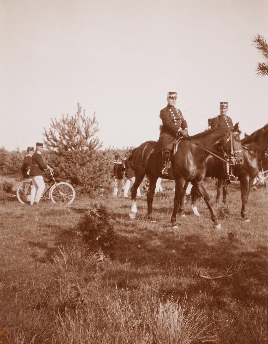 Malmen sent 1800-tal.Ridande och cyklande officerare.