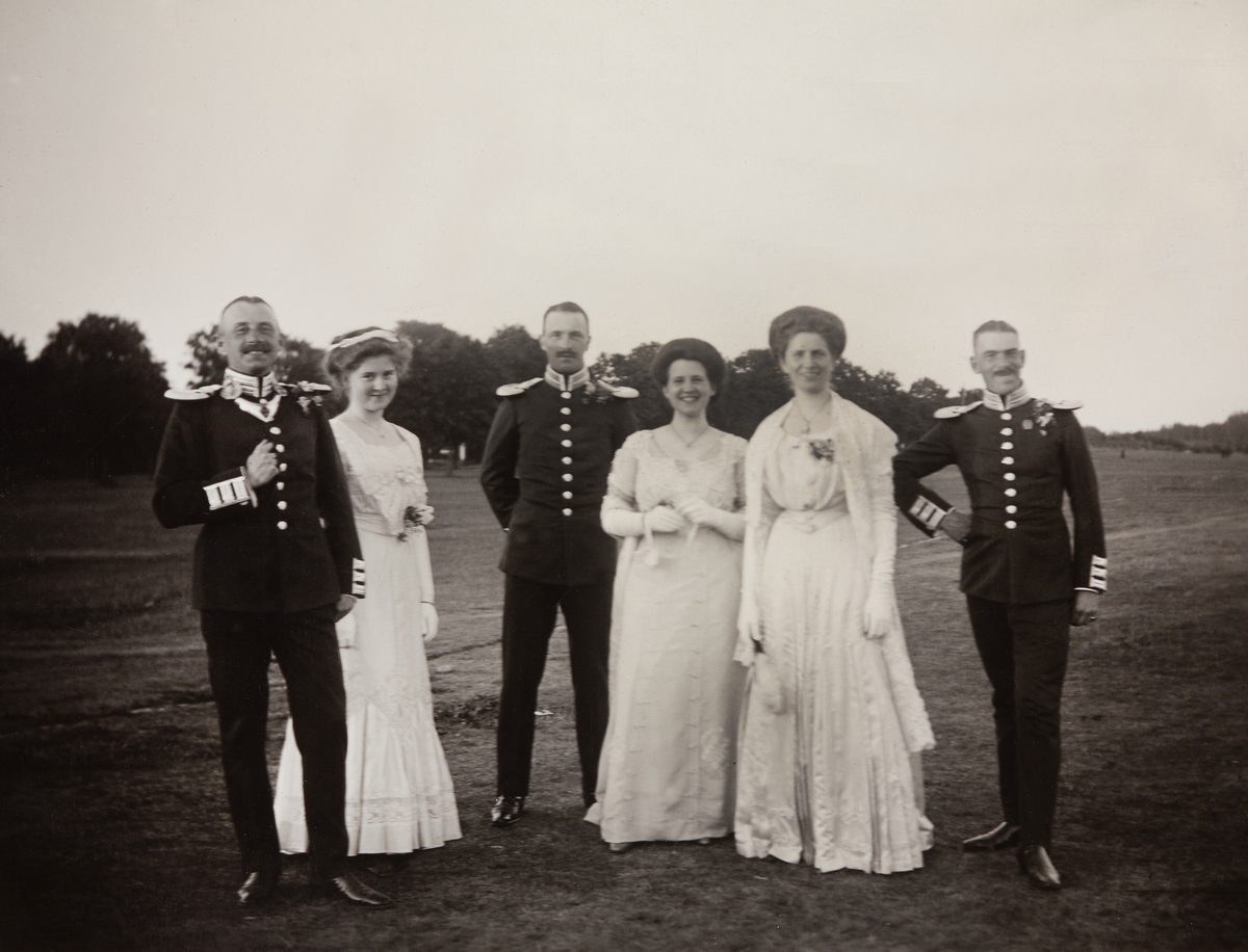 På Malmen 1921.Tre "officerspar"(se bild 2)