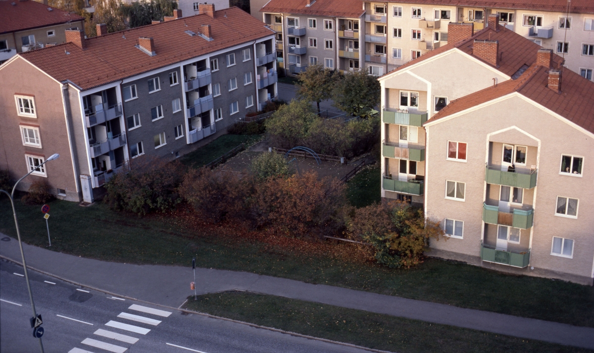 Några hus på Majeldsvägen i stadsdelen Vimanshäll. Gatan i nedre delen av bilden är Vistvägen.