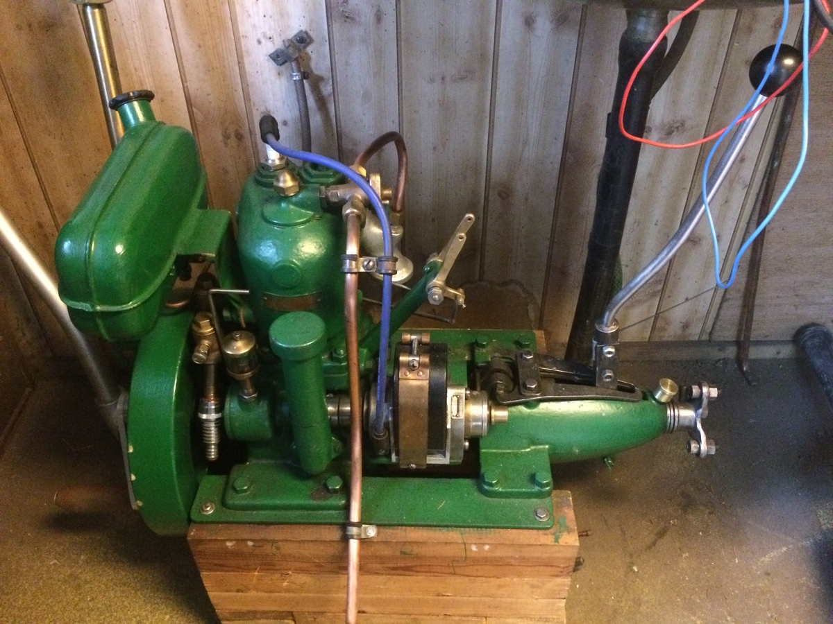 Hagman
1-cylindrig 4-taktsmotor om 2-3 hästkrafter med backslag. Fullt fungerande i mycket gott skick..