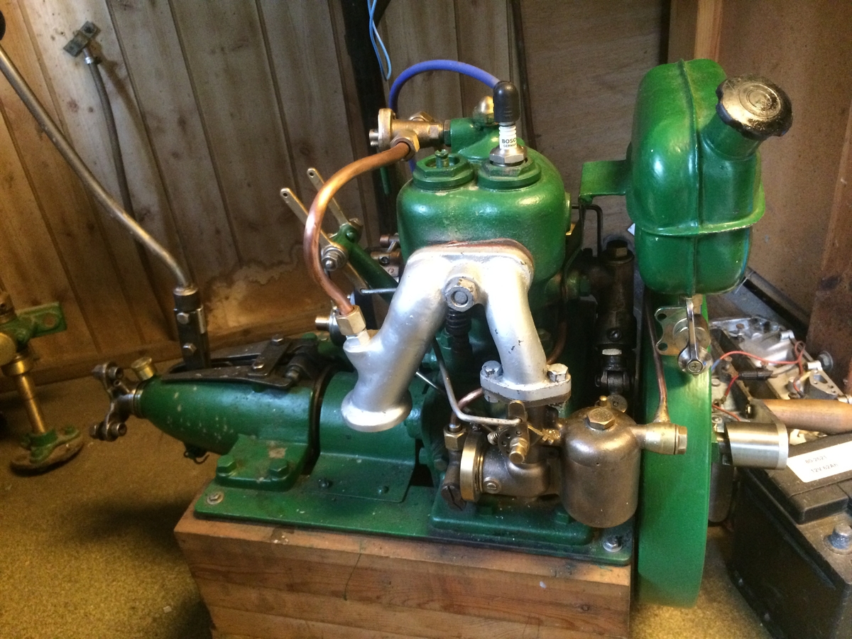 Hagman
1-cylindrig 4-taktsmotor om 2-3 hästkrafter med backslag. Fullt fungerande i mycket gott skick..