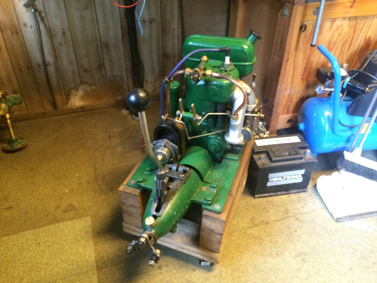 Hagman
1-cylindrig 4-taktsmotor om 2-3 hästkrafter med backslag. Fullt fungerande i mycket gott skick..