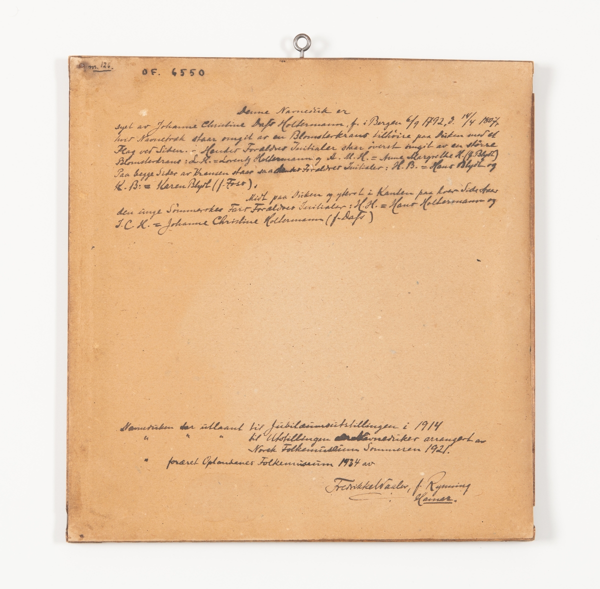 Navneduk, fig., blomstervaser, m.v. , innrammet 32,3 h.  33, 8 br. 
1802


Denne Navneduk er syd av Johanne Christine Dass Holtermann, f. i Bergen 6/9 1792, d. 14/4 1807, 
hvis Navnetræk står omgit av en Blomsterkrans tilhøire paa Duken med et Flag ved siden, 
Hændes forældres Initialer staar øverst omgit av en større blomsterkrans: L.H = Lorentz Holtermann og A.M.K.= Anne Margrete H. (f. Blydt)
Paa begge Sider av kransen staar saa hennes Foeældres initialer: H.B= Hans Blydt og K.B.= Karen Blydt (f. Foss). 
Midt på Duken og yterst i Kanten paa hver side staar den unge Sømmerskes Fars Foreldres initialer: H.H.= Hans Holtermann og 
J.C.H.= Johanne Christine Holtermann (f. Dass).

Navneduken dær utlaant til Jubileumsutstillingene i 1914 
Navneduken dær utlaant til utstilingen navneduker arrangert av Norsk Folkemuseum Sommeren 1921.
Navneduken foræret Oplandenes Folkemuseum 1934 av

Frederikke Waaler, f. Rynning
                                Harnes.