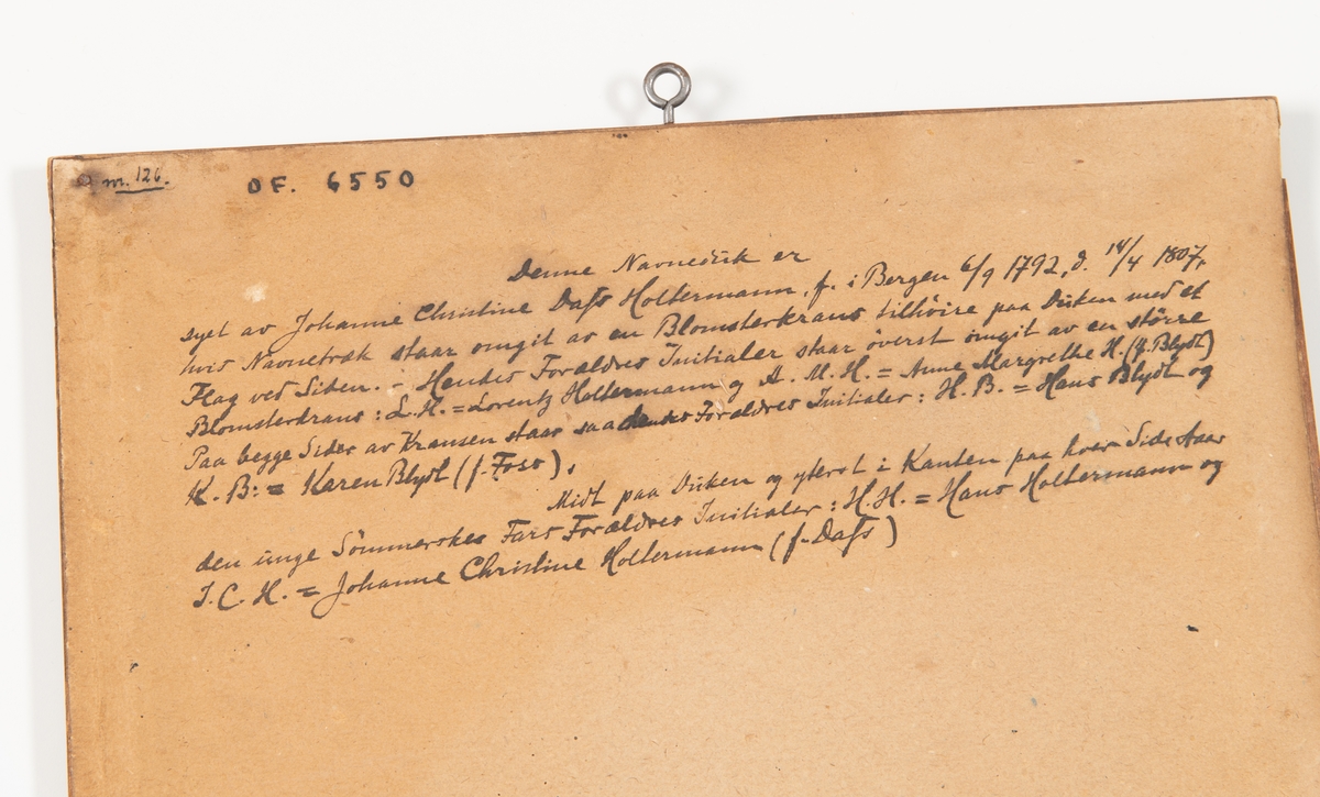 Navneduk, fig., blomstervaser, m.v. , innrammet 32,3 h.  33, 8 br. 
1802


Denne Navneduk er syd av Johanne Christine Dass Holtermann, f. i Bergen 6/9 1792, d. 14/4 1807, 
hvis Navnetræk står omgit av en Blomsterkrans tilhøire paa Duken med et Flag ved siden, 
Hændes forældres Initialer staar øverst omgit av en større blomsterkrans: L.H = Lorentz Holtermann og A.M.K.= Anne Margrete H. (f. Blydt)
Paa begge Sider av kransen staar saa hennes Foeældres initialer: H.B= Hans Blydt og K.B.= Karen Blydt (f. Foss). 
Midt på Duken og yterst i Kanten paa hver side staar den unge Sømmerskes Fars Foreldres initialer: H.H.= Hans Holtermann og 
J.C.H.= Johanne Christine Holtermann (f. Dass).

Navneduken dær utlaant til Jubileumsutstillingene i 1914 
Navneduken dær utlaant til utstilingen navneduker arrangert av Norsk Folkemuseum Sommeren 1921.
Navneduken foræret Oplandenes Folkemuseum 1934 av

Frederikke Waaler, f. Rynning
                                Harnes.