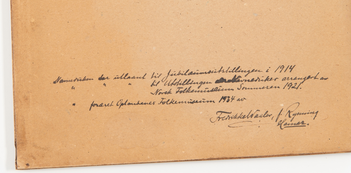 Navneduk, fig., blomstervaser, m.v. , innrammet 32,3 h.  33, 8 br. 
1802


Denne Navneduk er syd av Johanne Christine Dass Holtermann, f. i Bergen 6/9 1792, d. 14/4 1807, 
hvis Navnetræk står omgit av en Blomsterkrans tilhøire paa Duken med et Flag ved siden, 
Hændes forældres Initialer staar øverst omgit av en større blomsterkrans: L.H = Lorentz Holtermann og A.M.K.= Anne Margrete H. (f. Blydt)
Paa begge Sider av kransen staar saa hennes Foeældres initialer: H.B= Hans Blydt og K.B.= Karen Blydt (f. Foss). 
Midt på Duken og yterst i Kanten paa hver side staar den unge Sømmerskes Fars Foreldres initialer: H.H.= Hans Holtermann og 
J.C.H.= Johanne Christine Holtermann (f. Dass).

Navneduken dær utlaant til Jubileumsutstillingene i 1914 
Navneduken dær utlaant til utstilingen navneduker arrangert av Norsk Folkemuseum Sommeren 1921.
Navneduken foræret Oplandenes Folkemuseum 1934 av

Frederikke Waaler, f. Rynning
                                Harnes.