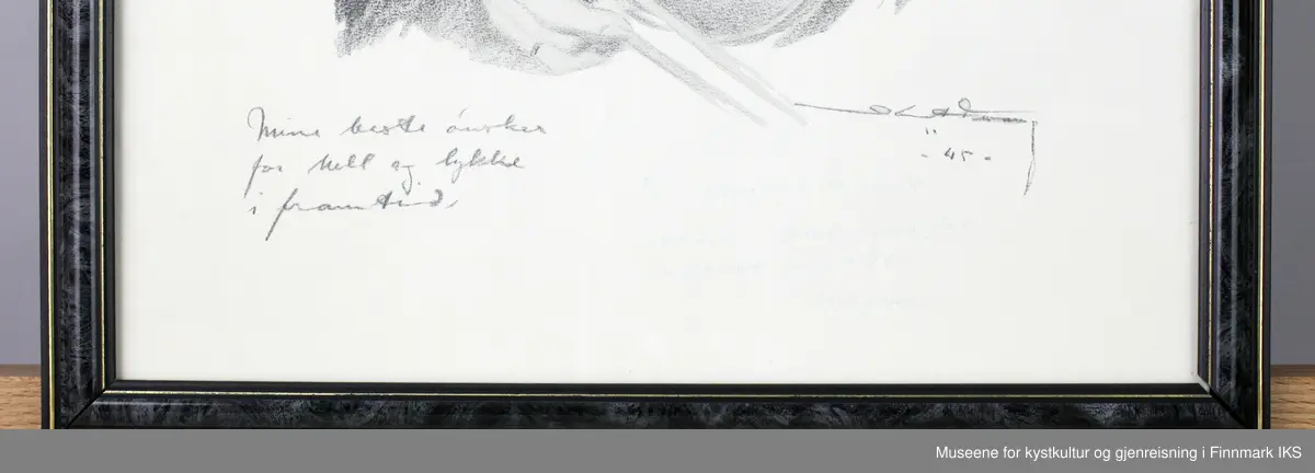 Bildet er et innrammet trykk av en tegning. Underskriften under originalen er vanskelig å tyde, men datert 1945. Tegneren har også skrevet en dedikasjon til den avbildede personen. Bildet viser musikeren Magnus Larsen i midten av 30-årene. Han holder sin fiolin på fanget og med venstre hånd, buen i høyre hånd, og han ser på sitt instrument. Musiker og instrument er fremstilt som en fortrolig enhet. Kunstneren er festlig kledd i dress og med sløyfe.